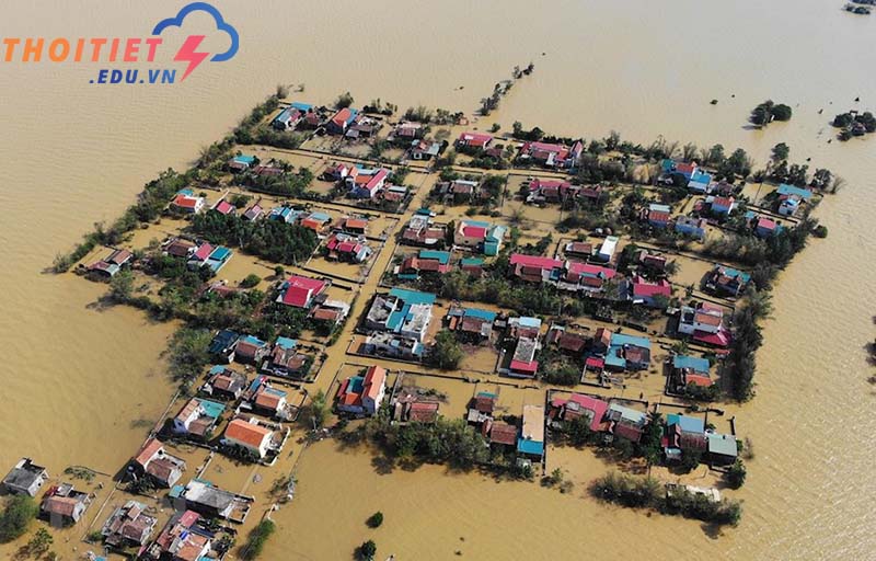 Áp thấp nhiệt đới gây lũ lụt ở miền Trung