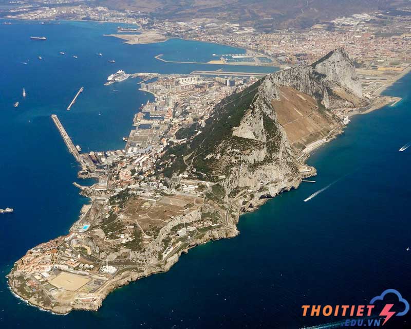 Eo biển Gibraltar_vùng tiếp giáp với Địa Trung Hải